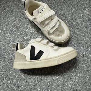 Veja Kids Cream and Black Velcro Sneakers